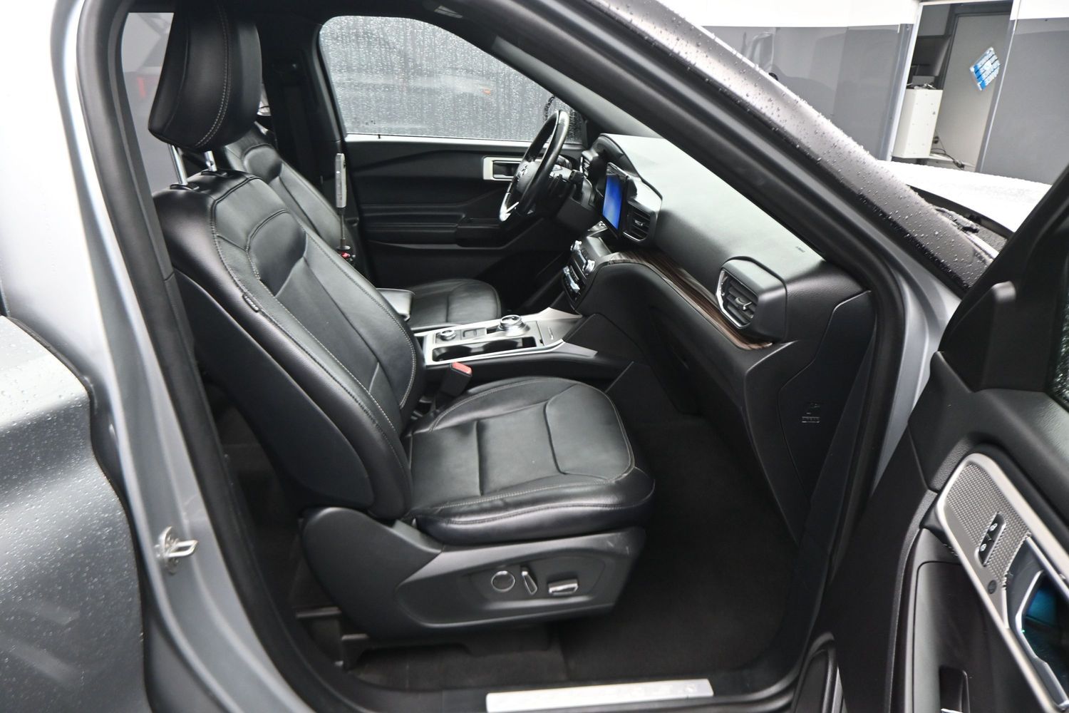 Used 2020 Ford Explorer - photo 2