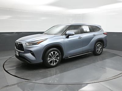 Used 2021 Toyota Highlander - photo 1