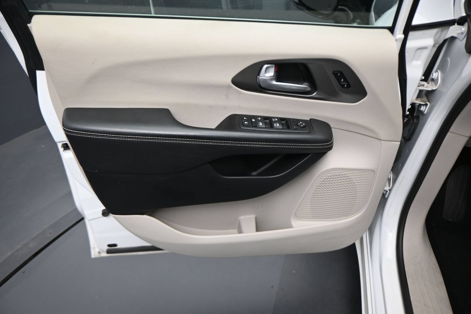 Used 2024 Chrysler Pacifica - photo 2