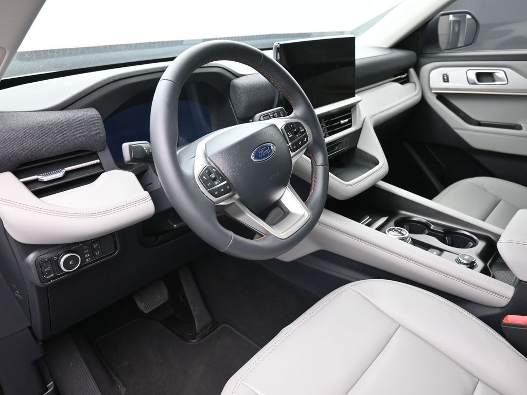 Used 2025 Ford Explorer - photo 18
