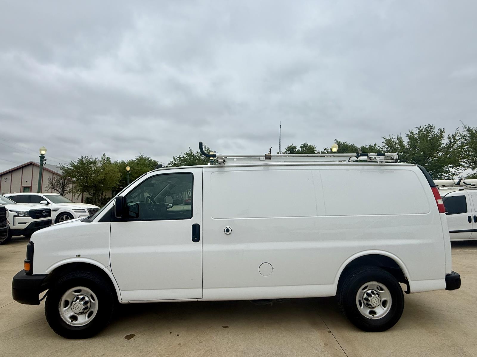 Used 2016 Chevrolet Express 2500 - photo 9