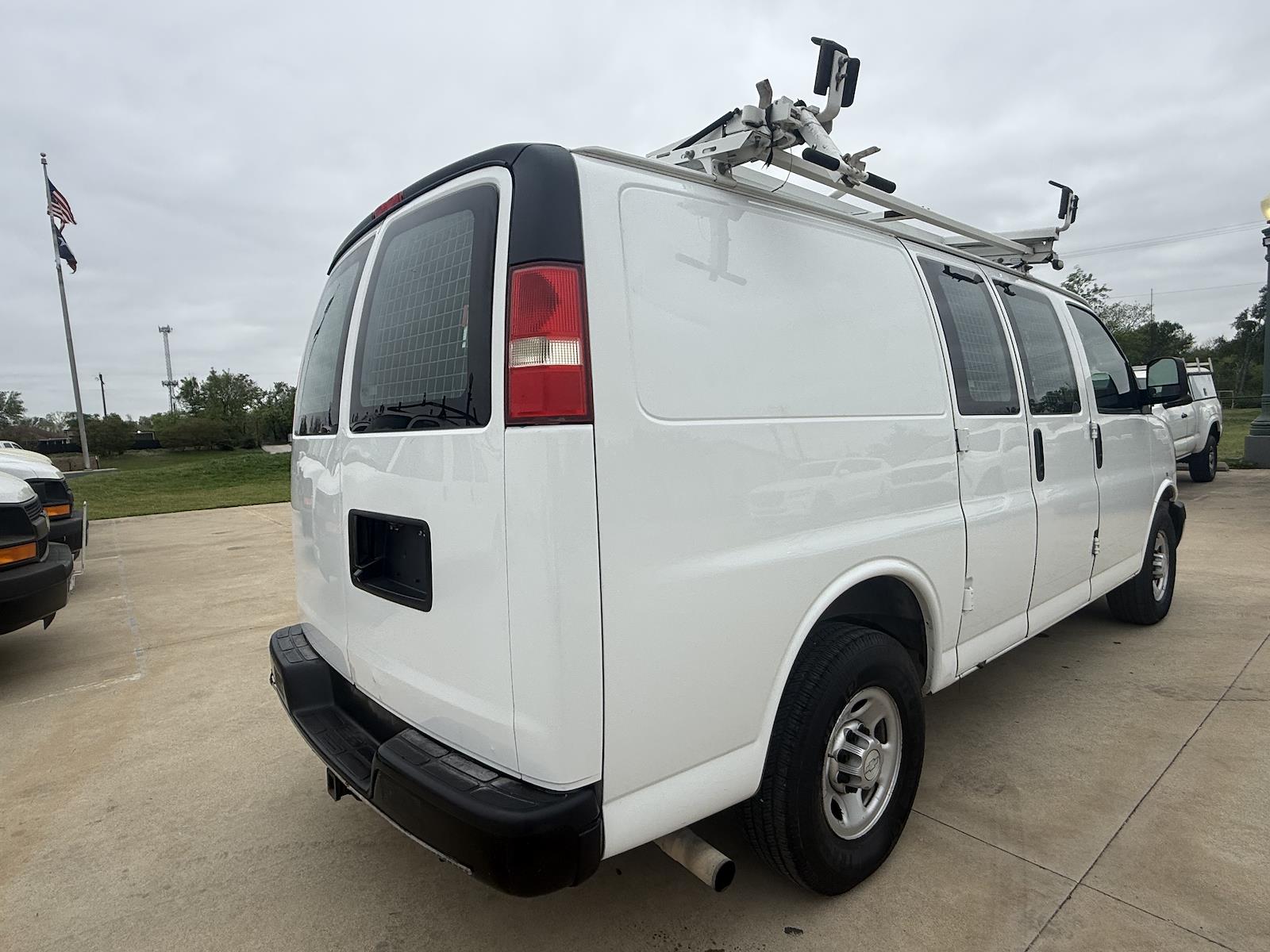 Used 2016 Chevrolet Express 2500 - photo 8
