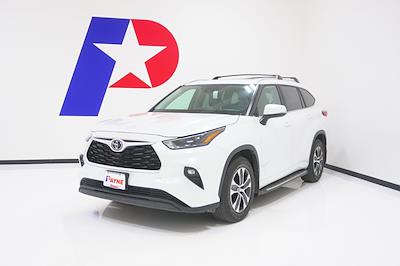 Used 2023 Toyota Highlander - photo 1