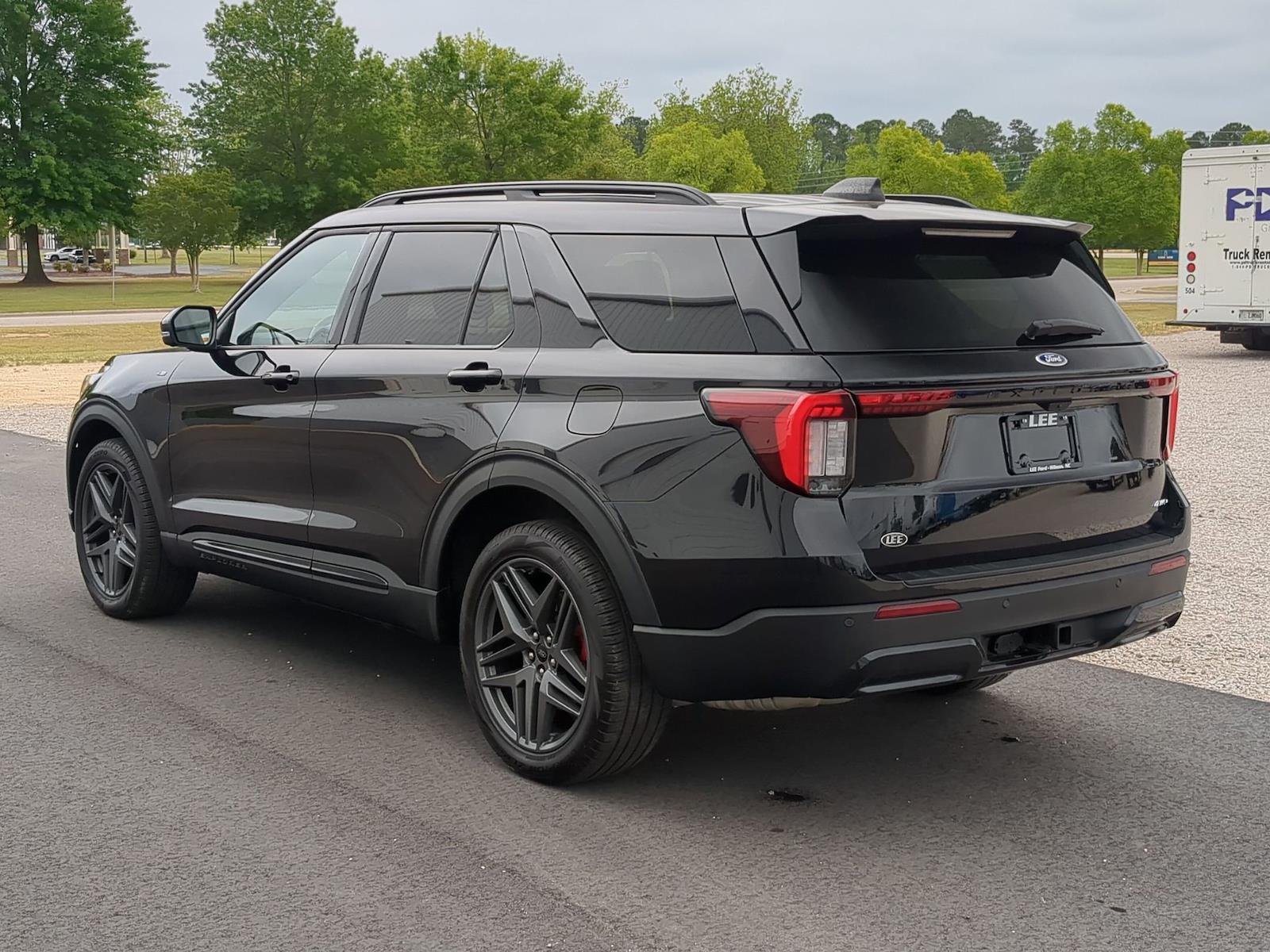 Used 2025 Ford Explorer - photo 2