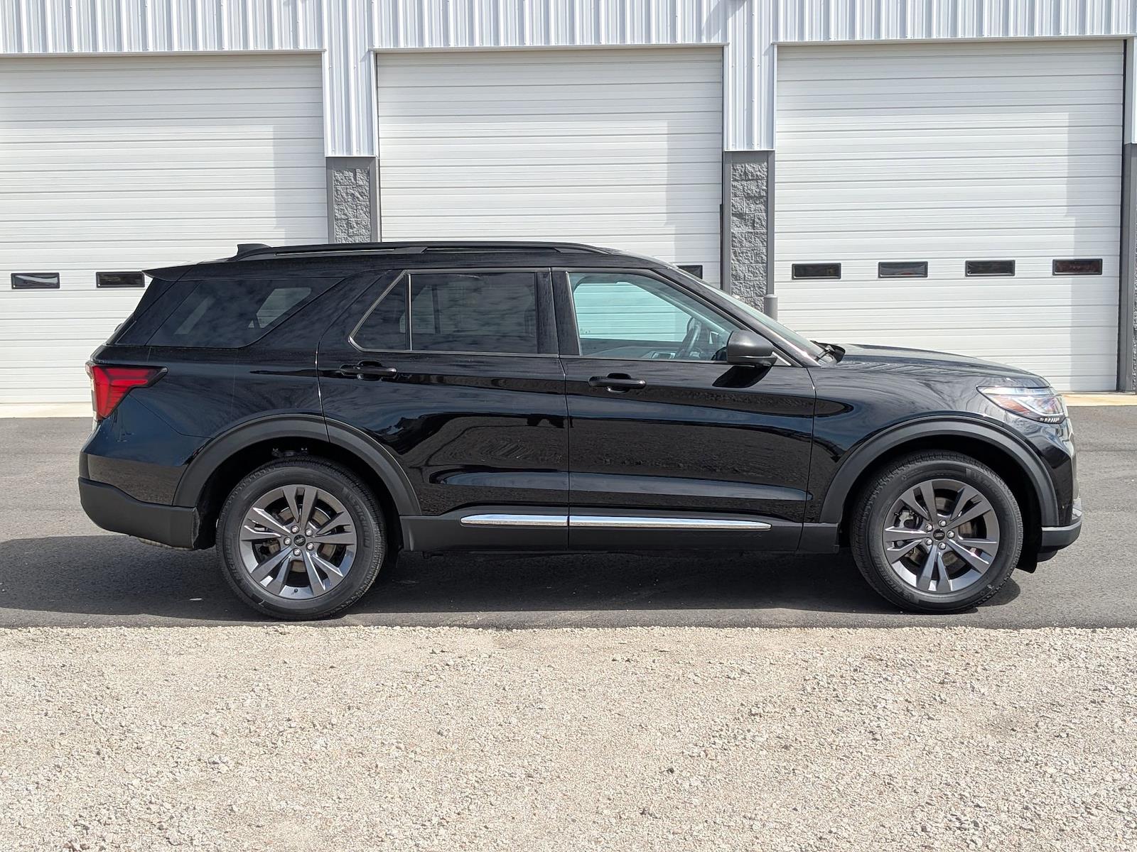 Used 2025 Ford Explorer - photo 2