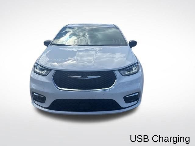 Used 2026 Chrysler Pacifica - photo 2