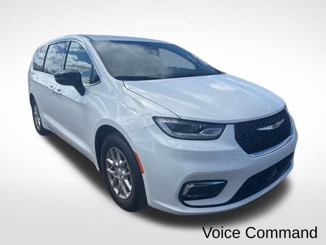 Used 2026 Chrysler Pacifica - photo 5