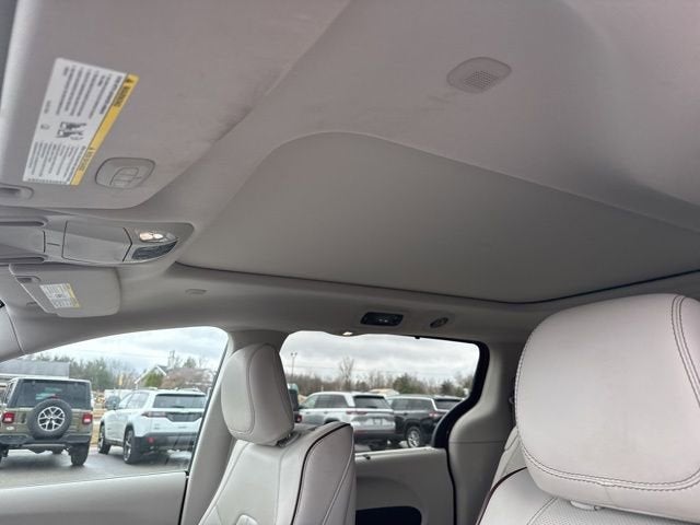 Used 2017 Chrysler Pacifica - photo 9