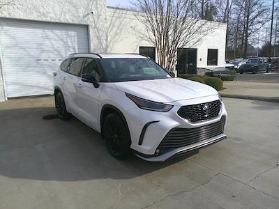 Used 2024 Toyota Highlander - photo 1