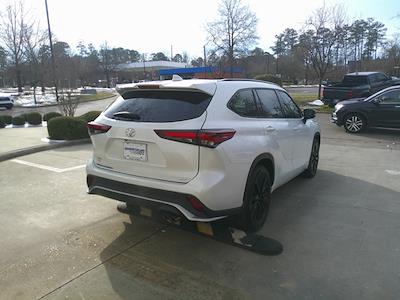 Used 2024 Toyota Highlander - photo 1