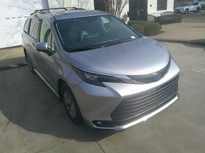 Used 2025 Toyota Sienna - photo 1