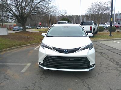 Used 2025 Toyota Sienna - photo 1