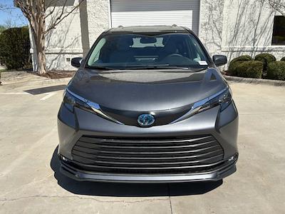 Used 2025 Toyota Sienna - photo 1