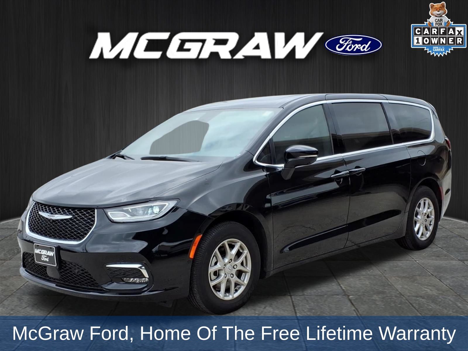 Used 2025 Chrysler Pacifica - photo 1