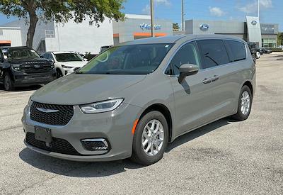 Used 2023 Chrysler Pacifica - photo 1