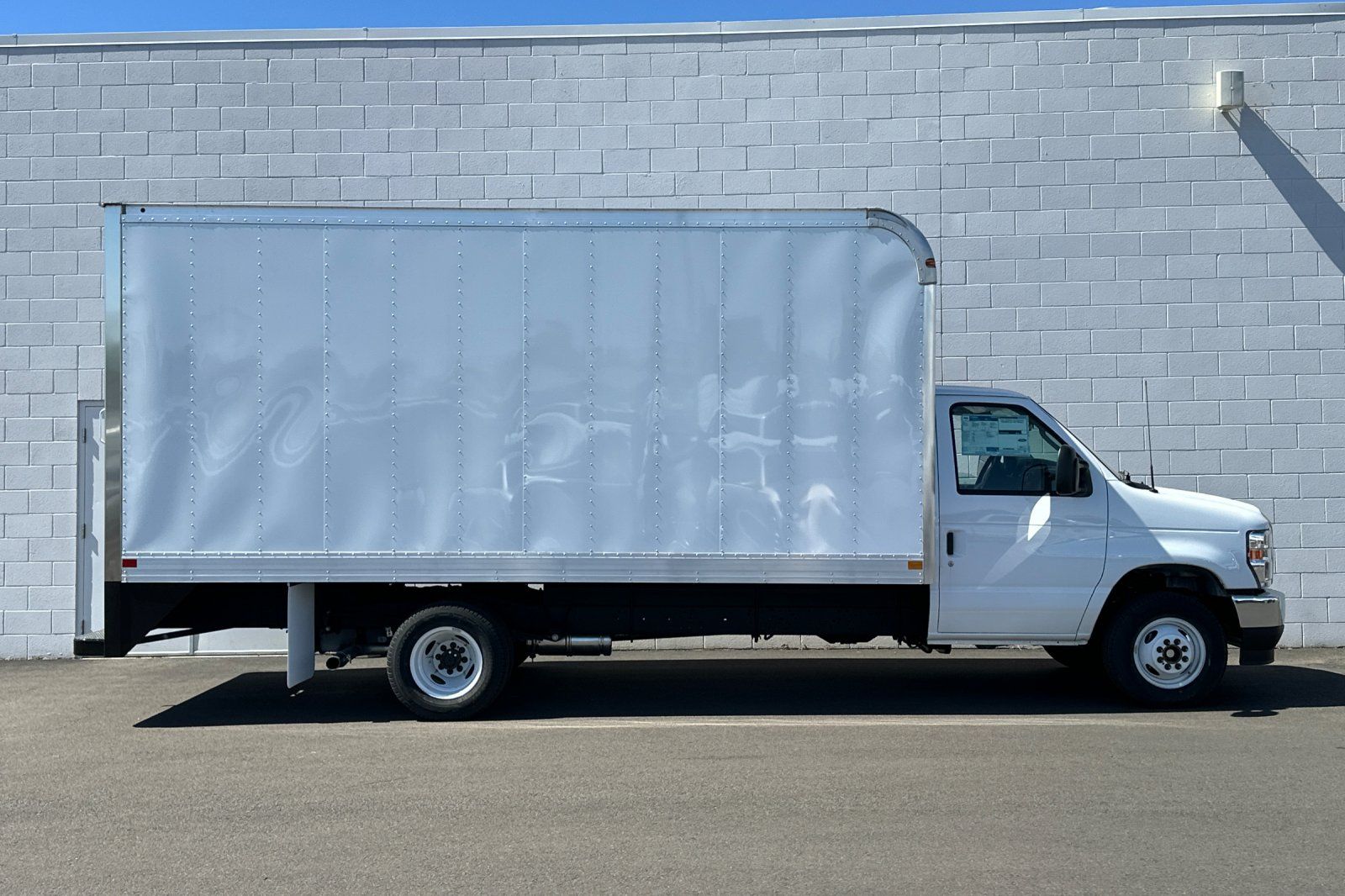 New 2027 Ford E-450 - photo 2