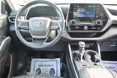 Used 2022 Toyota Highlander - photo 1