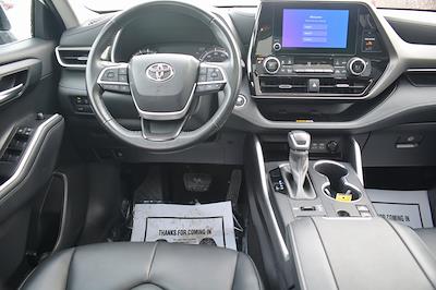 Used 2023 Toyota Highlander - photo 1