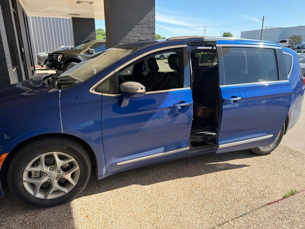 Used 2020 Chrysler Pacifica - photo 1