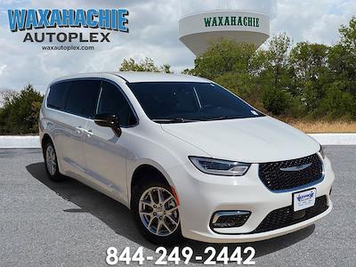 Used 2025 Chrysler Pacifica - photo 1