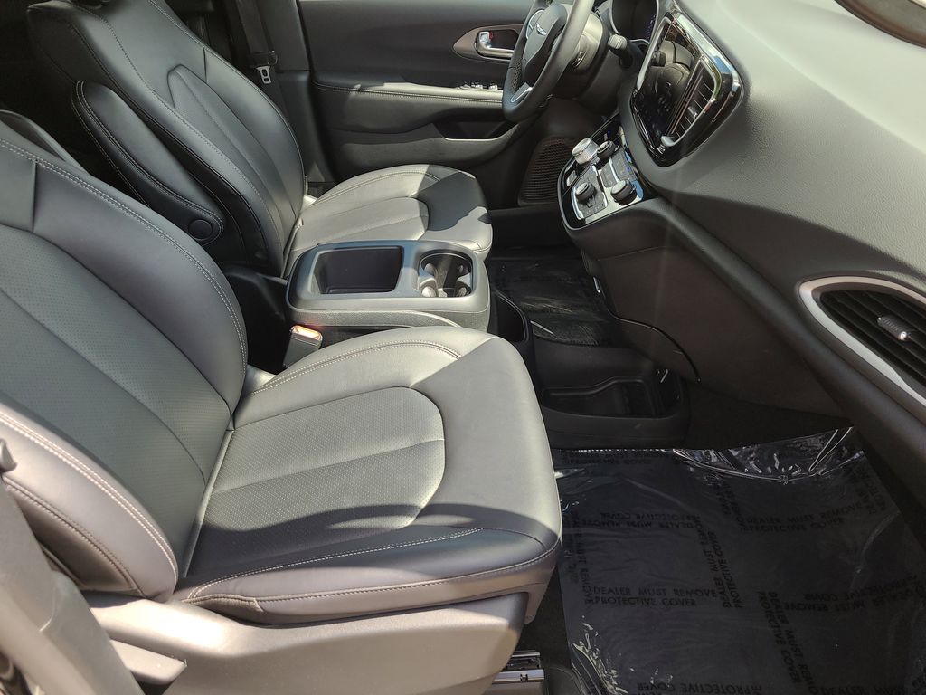 Used 2026 Chrysler Pacifica - photo 13