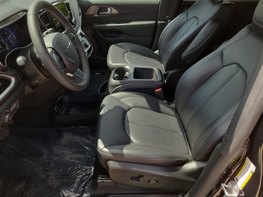 Used 2026 Chrysler Pacifica - photo 23