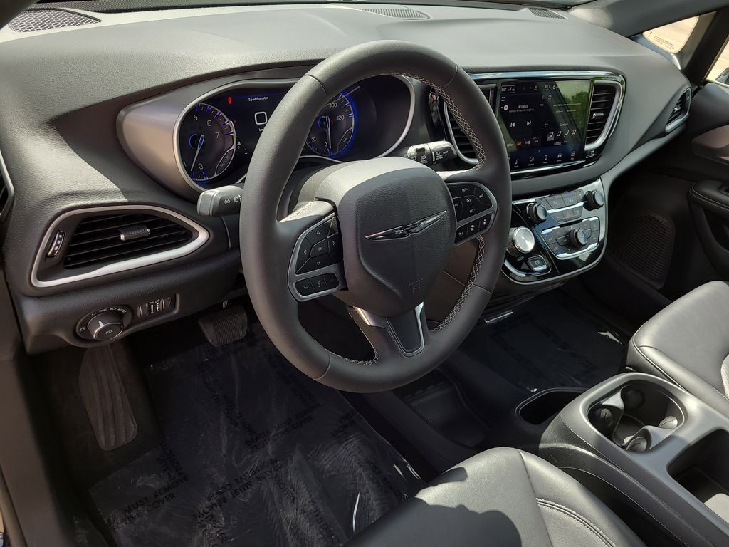 Used 2026 Chrysler Pacifica - photo 24