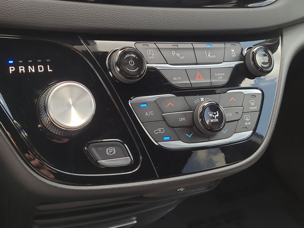 Used 2026 Chrysler Pacifica - photo 27