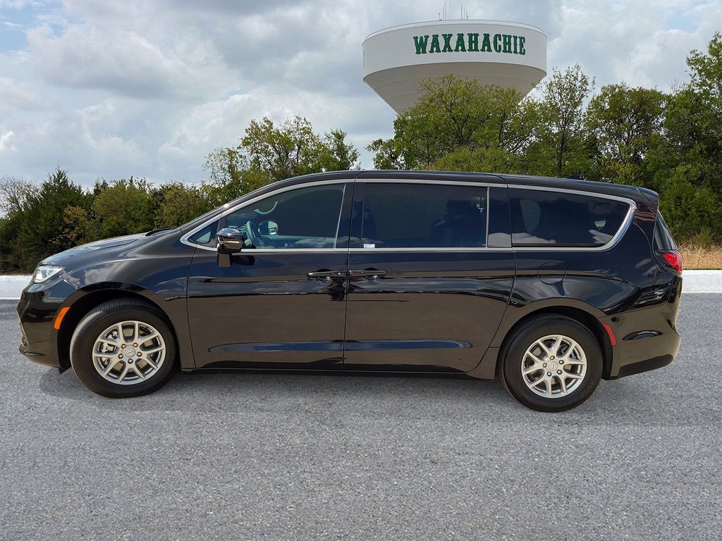 Used 2026 Chrysler Pacifica - photo 5