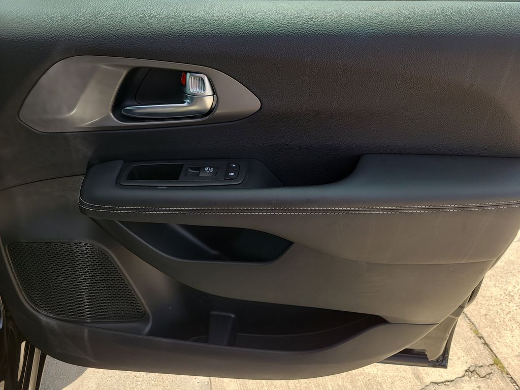 Used 2026 Chrysler Pacifica - photo 10