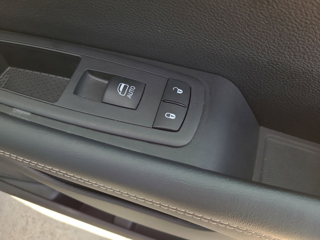 Used 2026 Chrysler Pacifica - photo 11