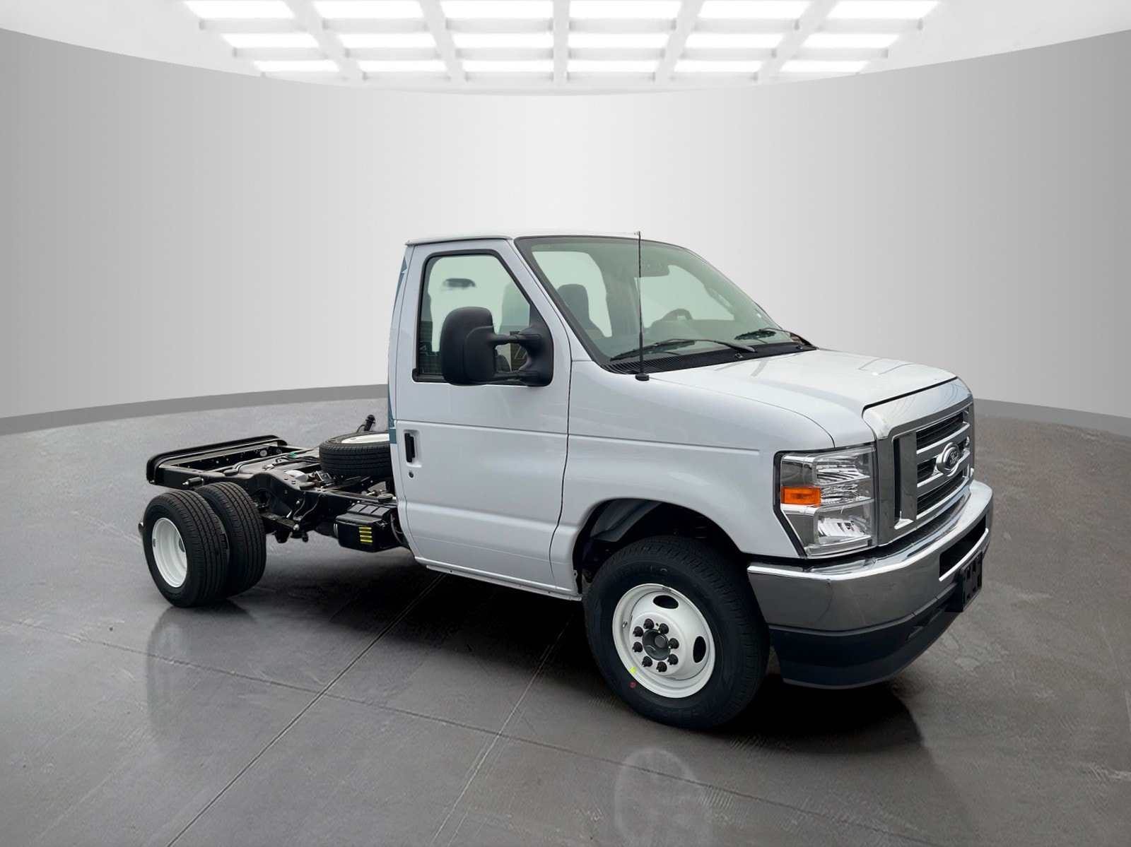 New 2027 Ford E-450 - photo 2