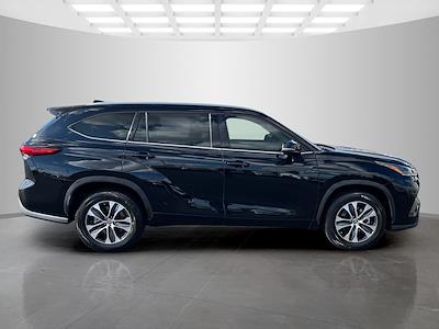 Used 2021 Toyota Highlander - photo 1