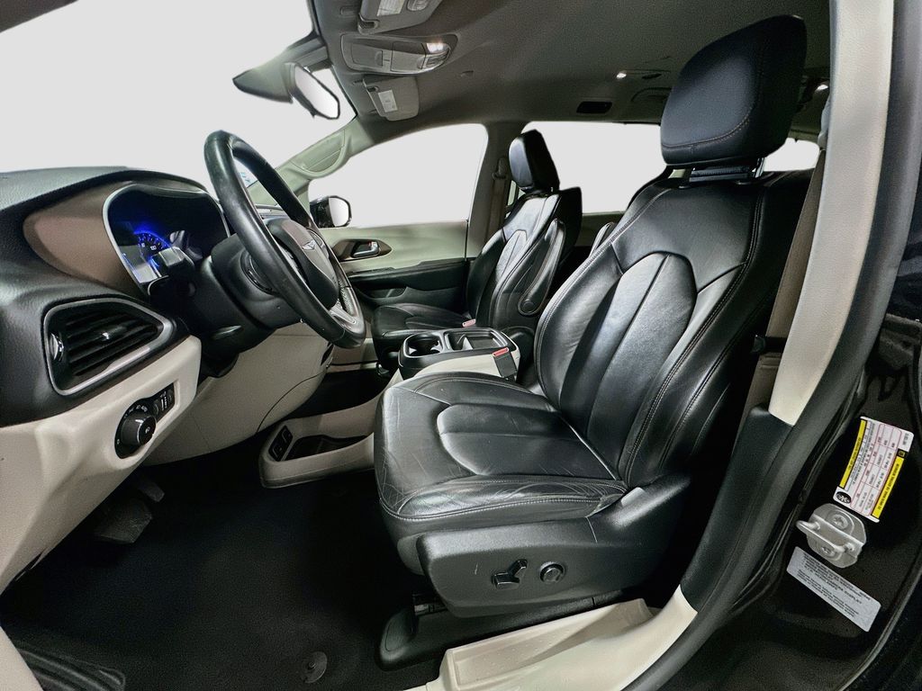 Used 2017 Chrysler Pacifica - photo 24
