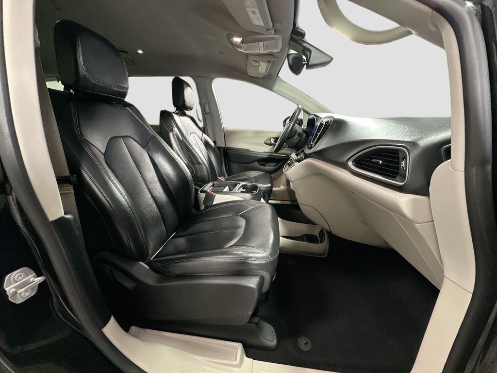 Used 2017 Chrysler Pacifica - photo 32
