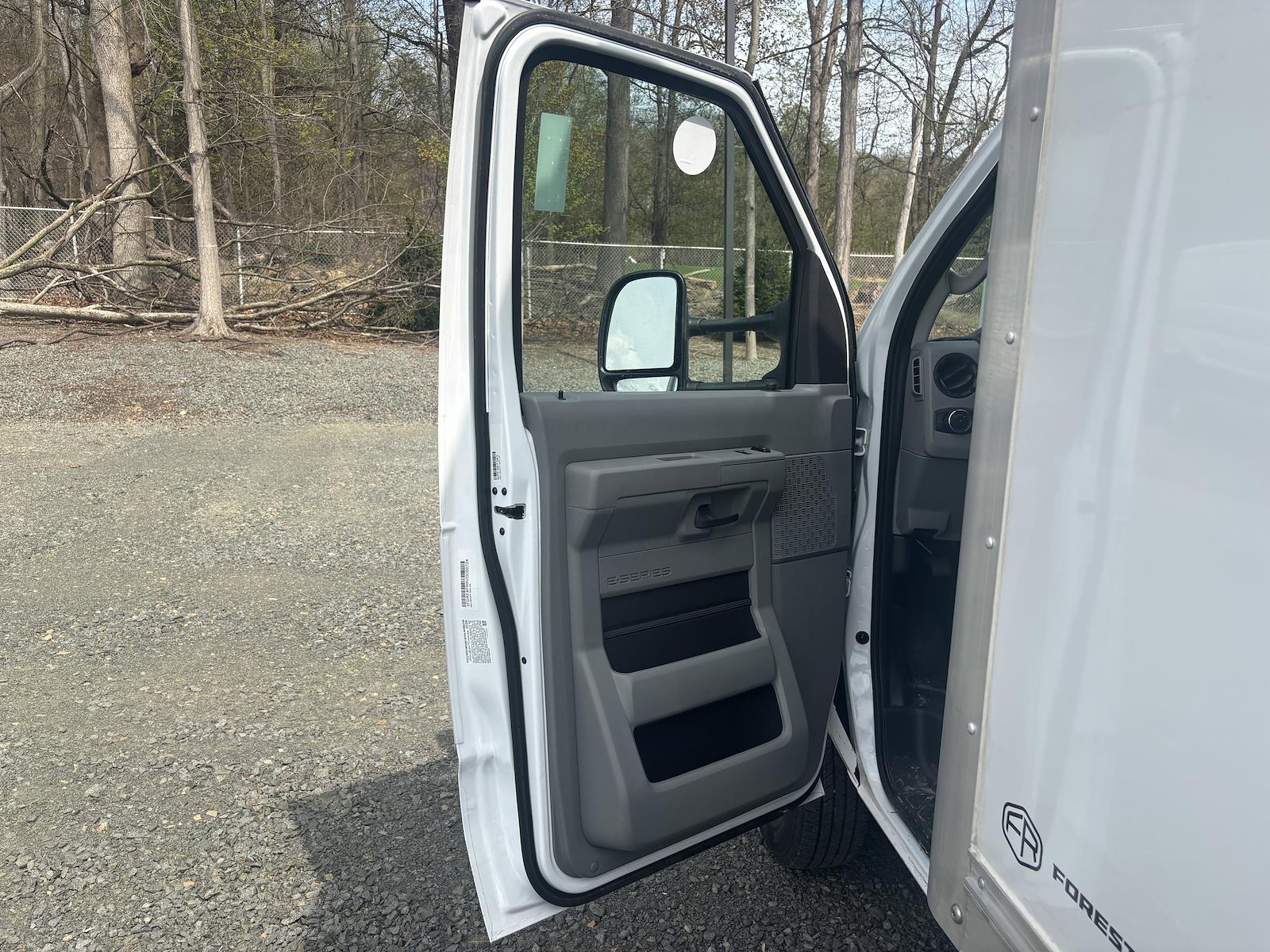 New 2027 Ford E-450 - photo 17