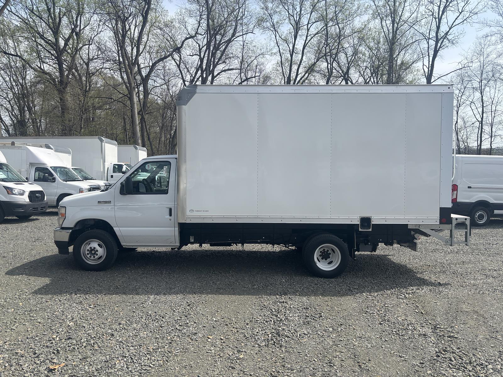 New 2027 Ford E-450 - photo 6