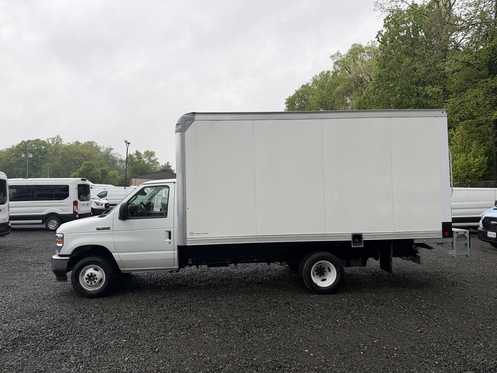 New 2027 Ford E-450 - photo 5