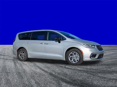Used 2024 Chrysler Pacifica - photo 2