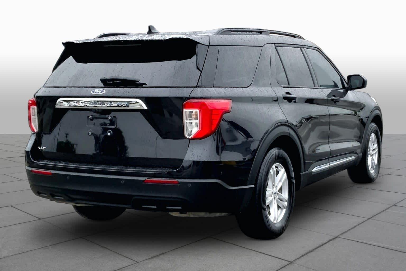 Used 2022 Ford Explorer - photo 2
