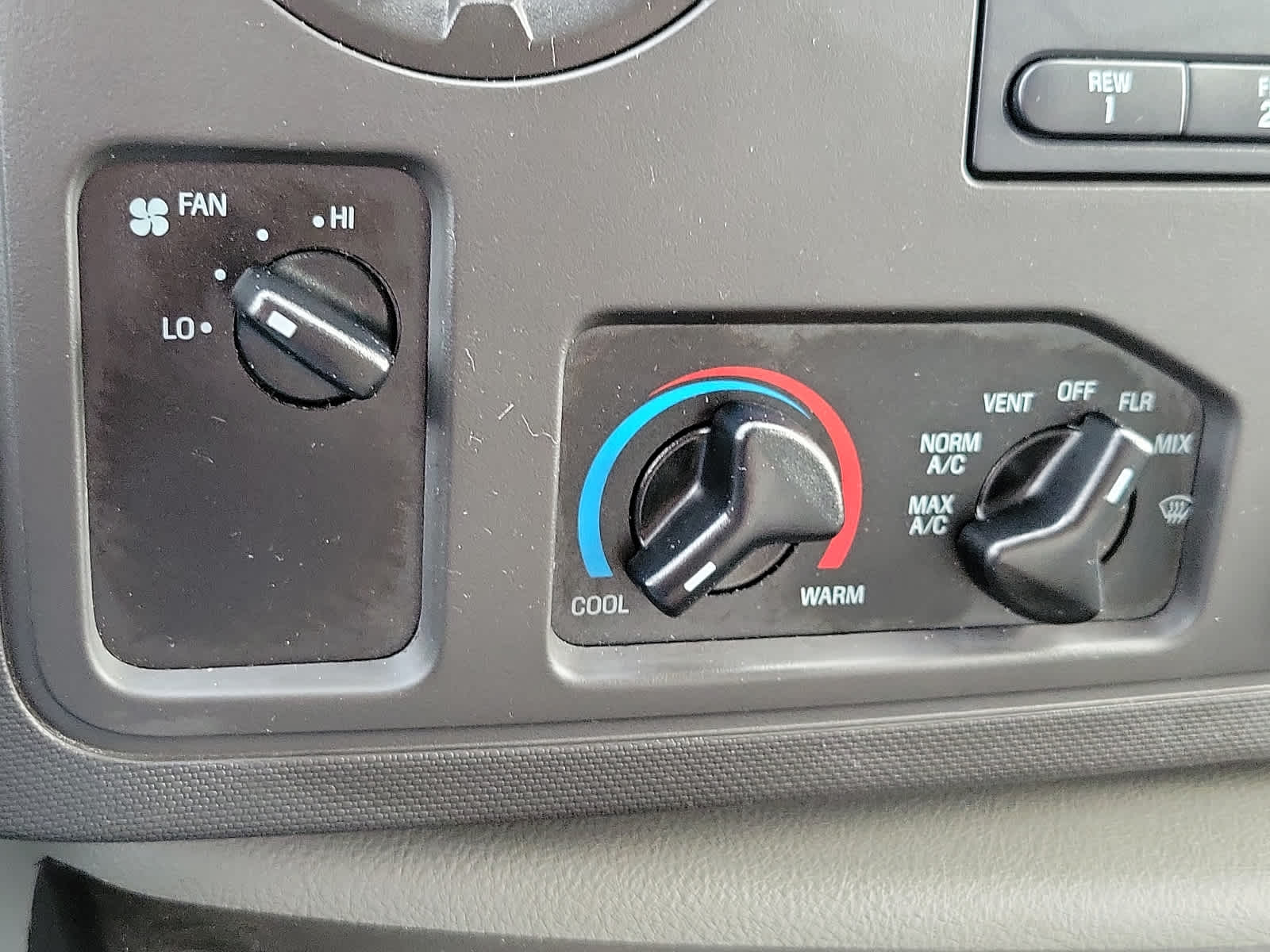 Used 2017 Ford E-350 - photo 16