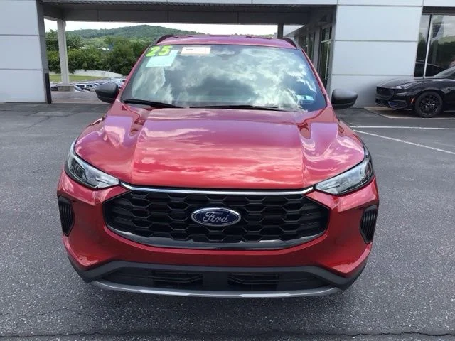 Used 2025 Ford Escape - photo 2
