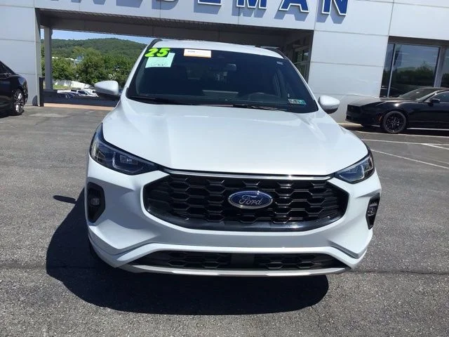 Used 2025 Ford Escape - photo 2
