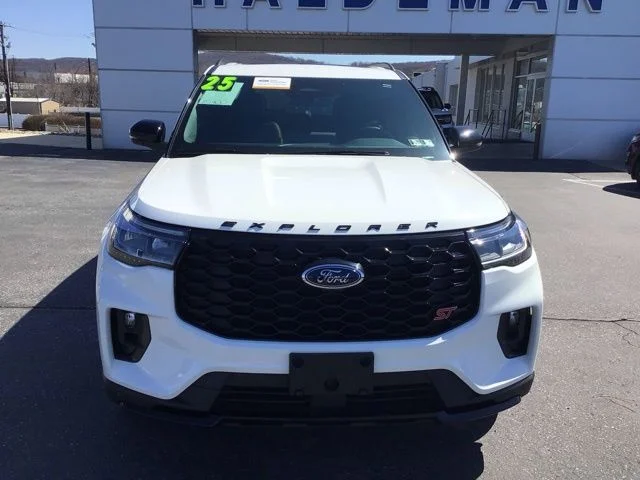 Used 2025 Ford Explorer - photo 2