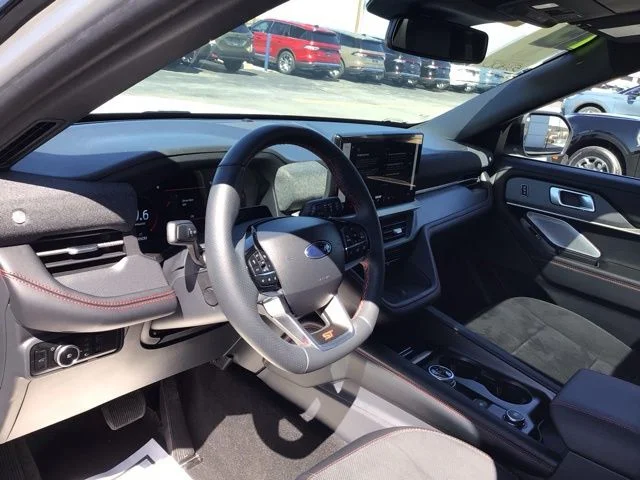 Used 2025 Ford Explorer - photo 9