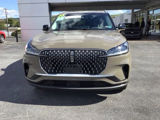 Used 2025 Lincoln Aviator - photo 2