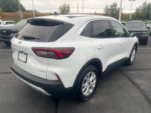 Used 2023 Ford Escape - photo 2