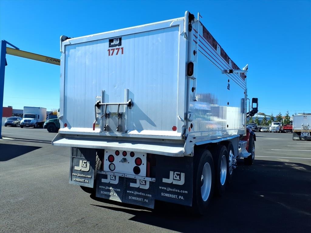 Used 2017 Peterbilt 567 - photo 9
