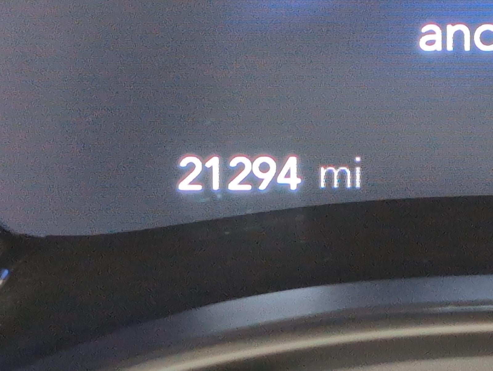 Used 2025 Chrysler Pacifica - photo 2