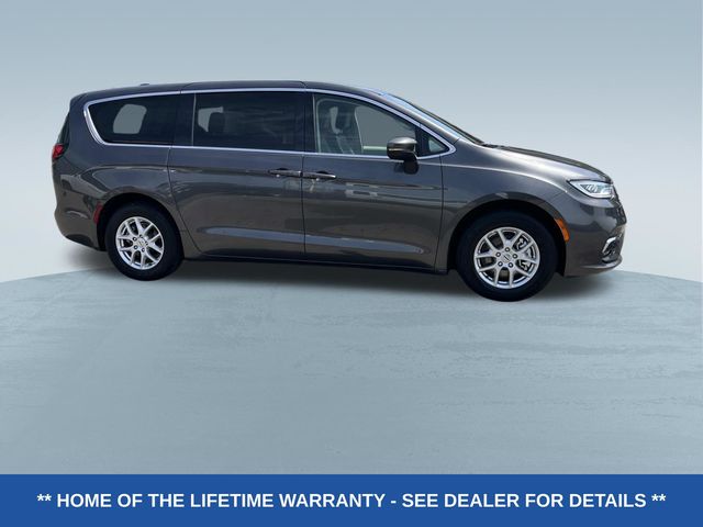 Used 2023 Chrysler Pacifica - photo 2